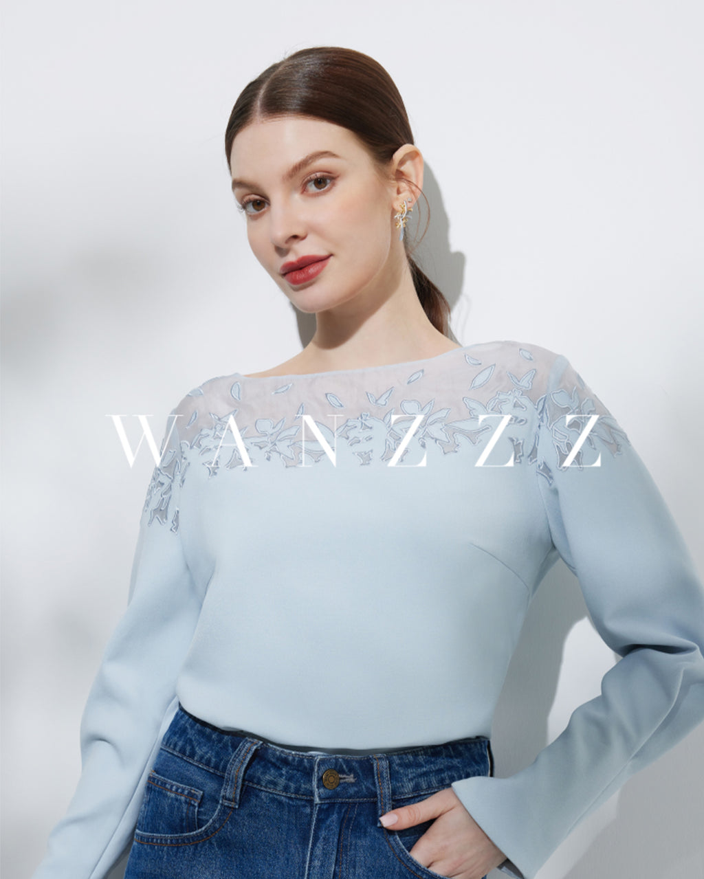 浪漫剪影绣花上衣