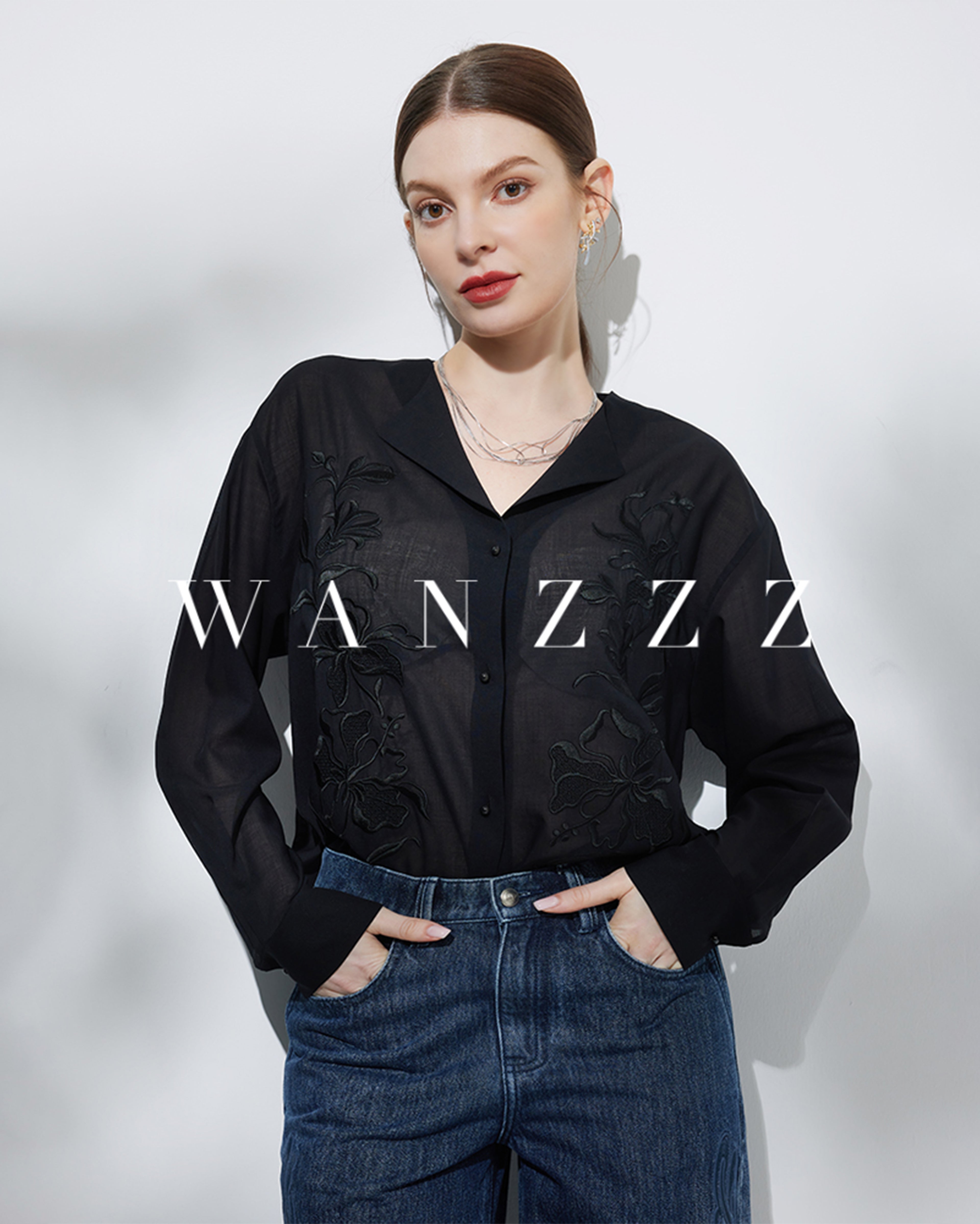 优雅微透绣花上衣