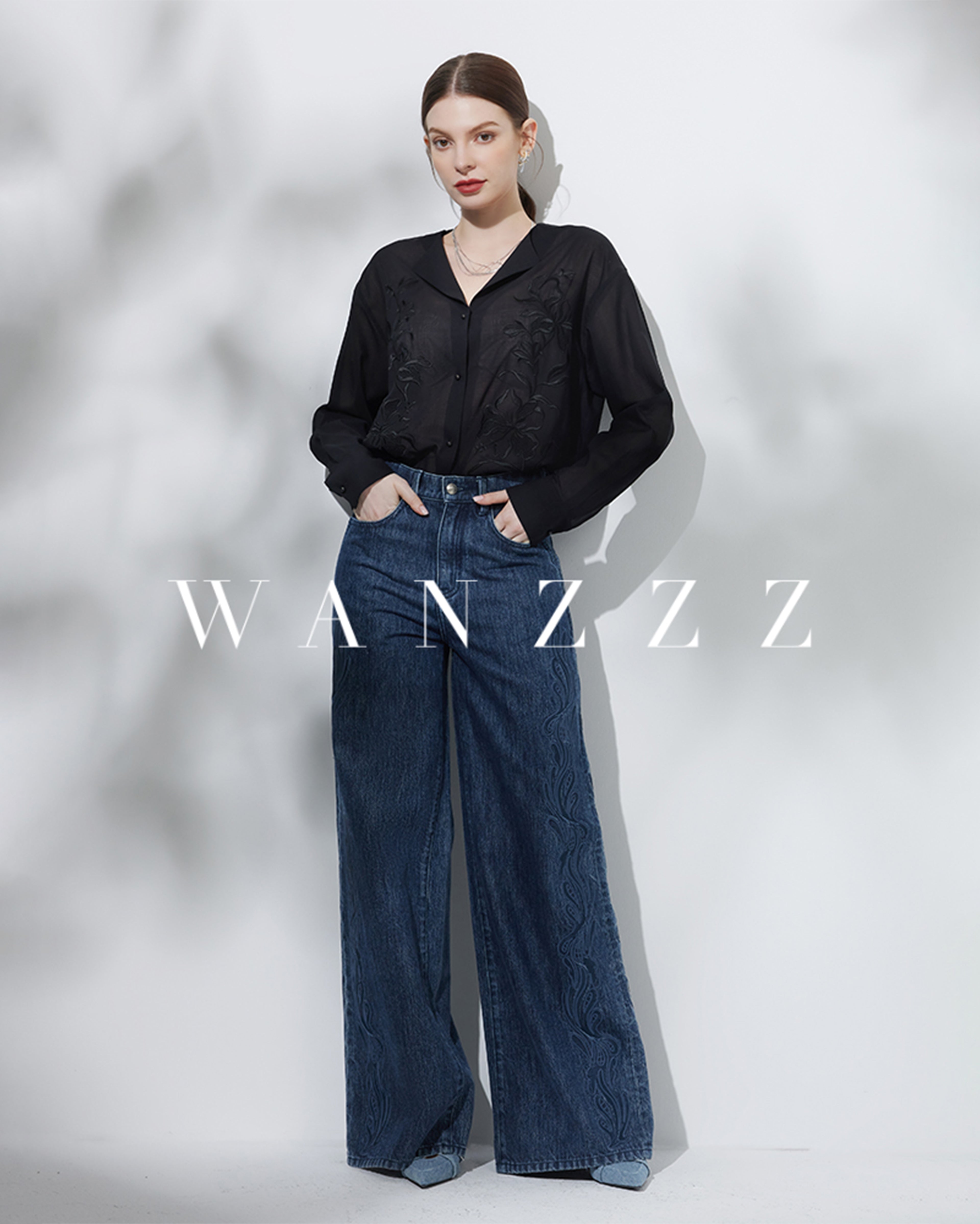 优雅微透绣花上衣